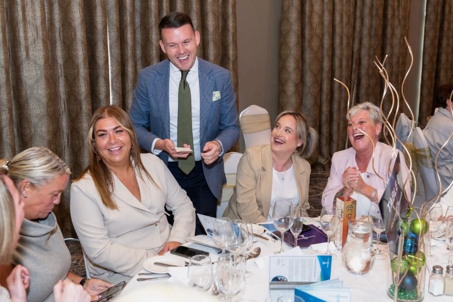 A magician working the room